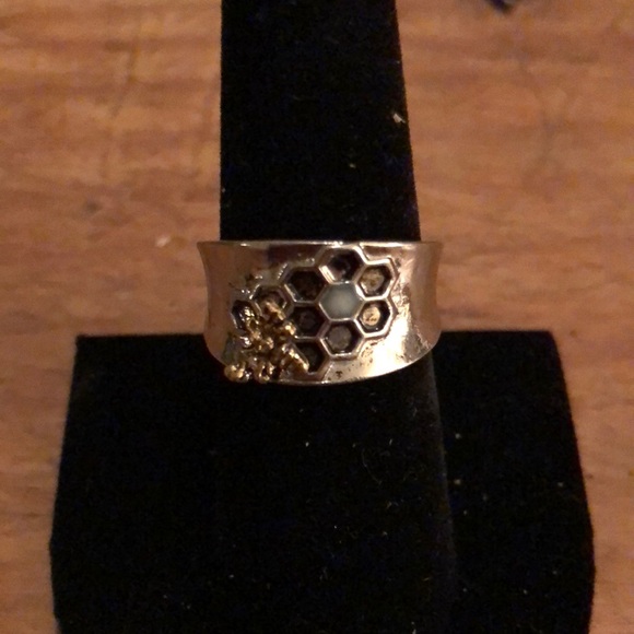 sterling silver ring has a honeybee Sitting on a honeycomb with Moonstone as wax - Picture 1 of 2